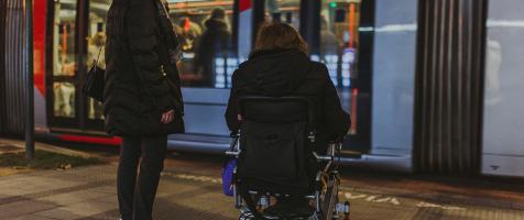 Dos personas, a la espera de acceder al tranvía