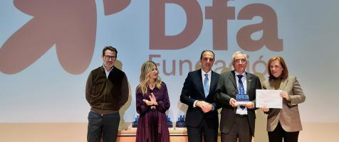La imagen muestra a Luis Molina recibiendo el distintivo de Empresa Saludable en representación de Fundación Dfa. Le acompañan Mar Vaquero, vicepresidenta del Gobierno de Aragón, y José Luis Bancalero, consejero de Sanidad