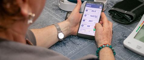 Usuaria maneja móvil