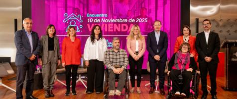 Foto de familia de participantes en el I encuentro-coloquio 