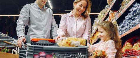 Familia comprando en el supermercado