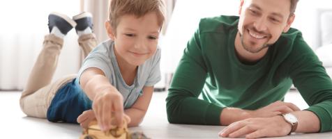 Un niño juega con su padre