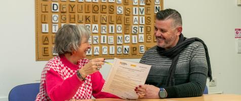 Técnico atiende a persona con discapacidad