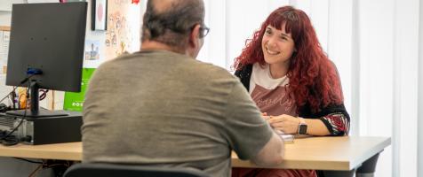 Una usuaria del CAS atiende a un usuario