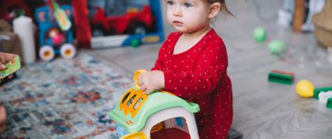 niña jugando en guardería