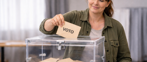 Un mujer deposita su voto en una urna