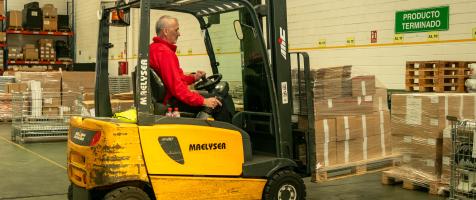 Operario en carretilla elevadora