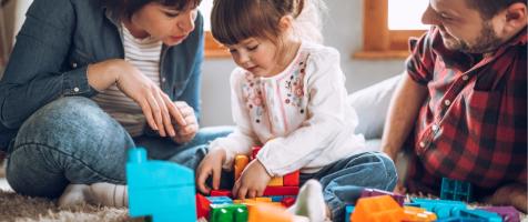 Niña jugando con sus padres