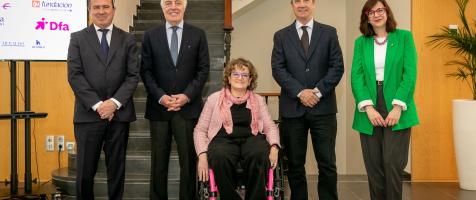 Foto de familia de la firma del convenio