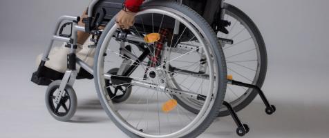 Mujer en silla de ruedas