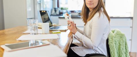 mujer con discapacidad trabajando