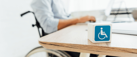 hombre en silla de ruedas trabajando con un ordenador