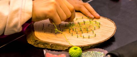 Una persona practicando 'string art'