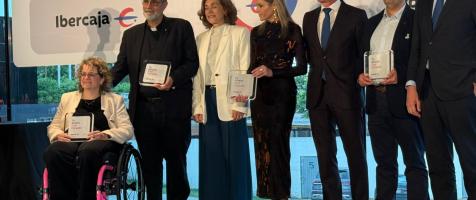 Marta Valencia, con el premio, en la Cena Solidaria