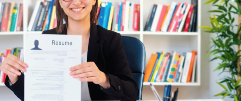 mujer con CV en la mano