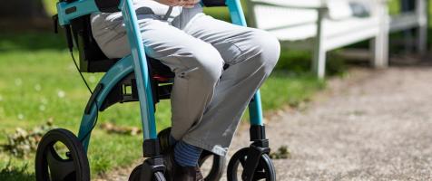 Una persona sentada en andador