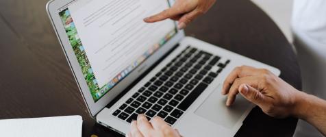 Una persona maneja un portátil mientras hace una compra online