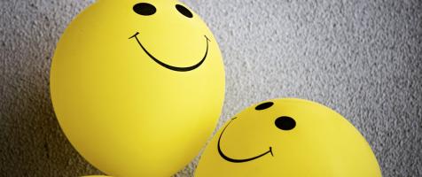 Globos con forma de emoticono de felicidad