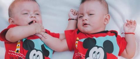 Niños en cama