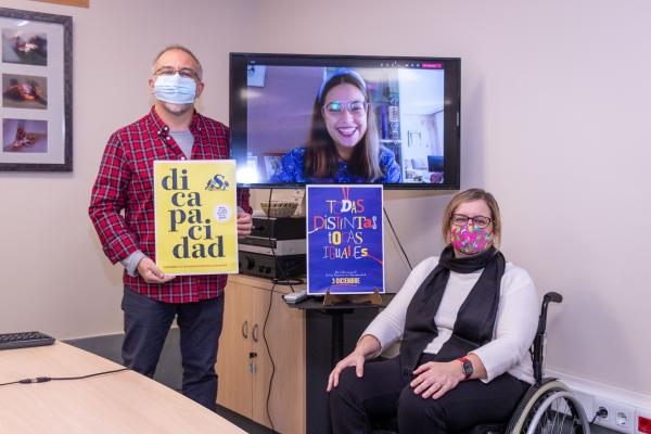 La presidenta de Dfa entrega el premio a los ganadores del concurso Buscamos imagen