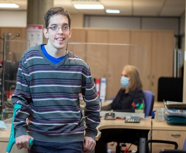 Trabajador con discapacidad de Dfa, usuario de la Agencia de Colocación, Dfaemplea