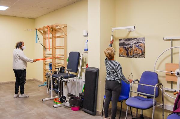 Un usuario y una usuaria con discapacidad empleando el gimnasio de Dfa Huesca