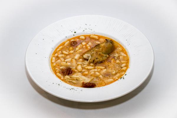 Imagen de plato con alubias y manitas de cerdo