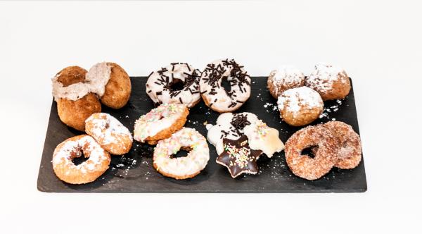 Imagen de plato con rosquillas y buñuelos