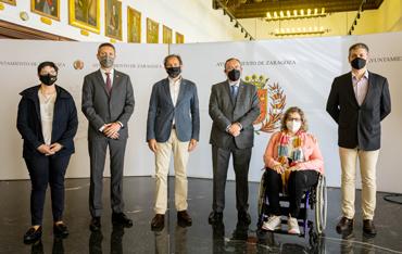 Foto de grupo de las 6 personas, 5 hombres y una mujer, que forman el Consejo de Accesibilidad del Ayuntamiento de Zaragoza