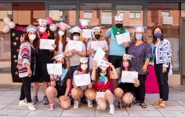 Alumnado de los PCI con birrete y diplomas junto a sus profesoras