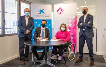 Representantes de Fundación Dfa y CaixaBank firmando el acuerdo en una mesa