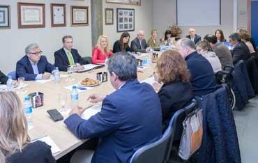 Un desayuno de trabajo sobre accesibilidad en servicios, comercio y ocio reúne a 14 entidades del sector público y privado