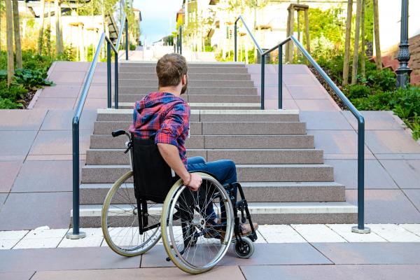 Imagen de un usuario de silla de ruedas ante unas escaleras