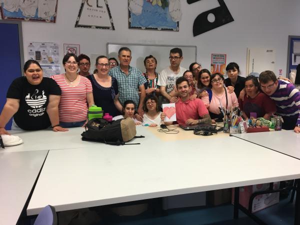 Un grupo de alumnos y alumnas en un aula junto a su profesor