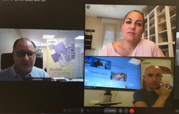 Una videollamada de tres personas desde sus casas