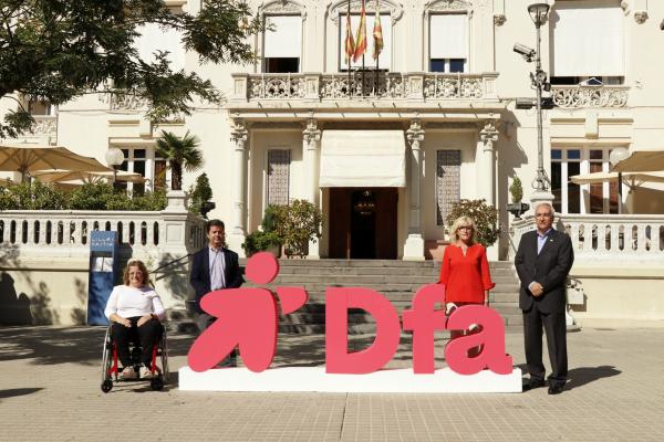 Representantes políticos e institucionales junto al logo gigante de Dfa delante del Casino de Huesca