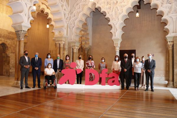 Foto de familia junto al nuevo logo gigante en el palacio de la Aljafería