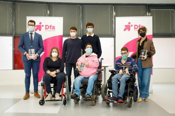 Foto de familia de los premiados en el Certamen Literario