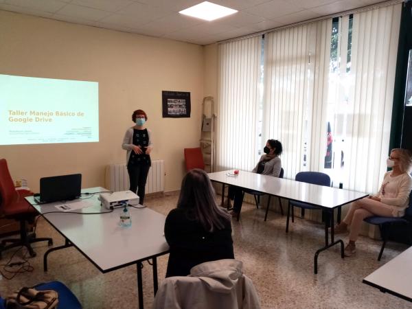 Aula con una profesora impartiendo un taller ante varias personas