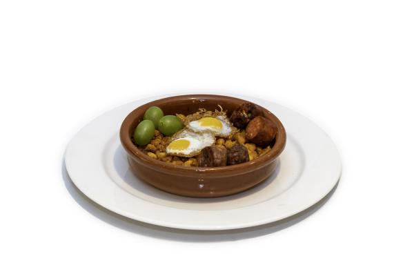 Plato de migas con olivas y huevos fritos