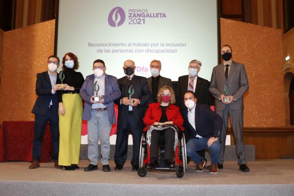 Foto de familia de los galardonados en los Premios Zangalleta
