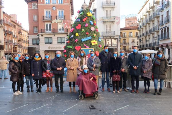 Foto de familia de las entidades de Teruel celebrando el 3 de diciembre