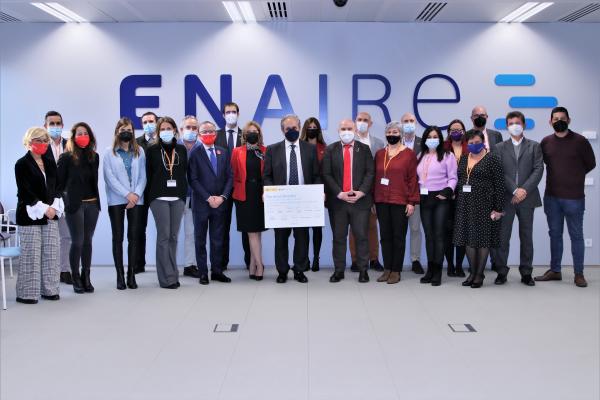 Foto de familia de representantes de entidades junto al director de Enaire