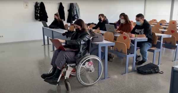 Una joven en silla de ruedas en un aula universitaria