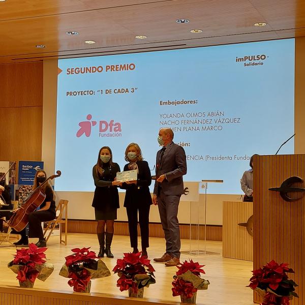 Tres personas aparecen mostrando el premio Impulso de discapacidad