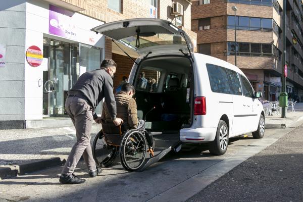 Un usuario sube al taxi accesible