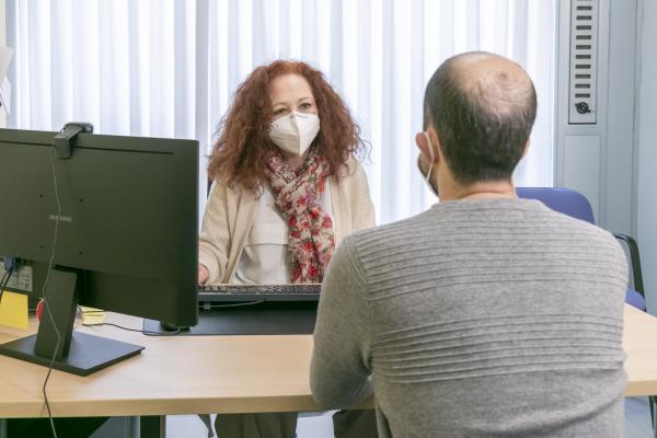 Técnica de empleo atendiendo a una persona con discapacidad
