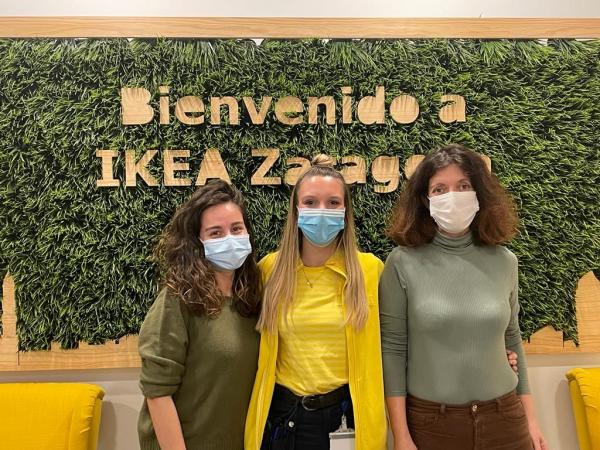 Célia Santacruz, técnica de Recursos Humanos en IKEA, junto a las técnicas de Dfaemplea, la agencia de colocación de Fundación Dfa