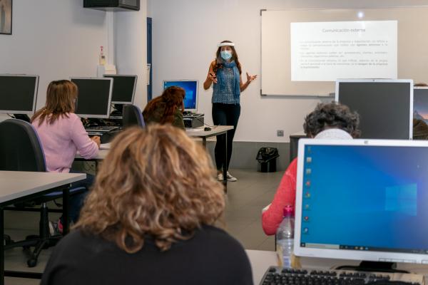 Varias personas en curso de formación en Dfa
