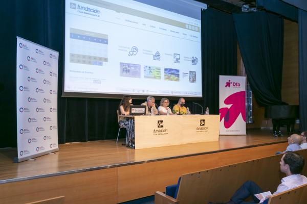Momento de la charla en el centro Joaquín Roncal